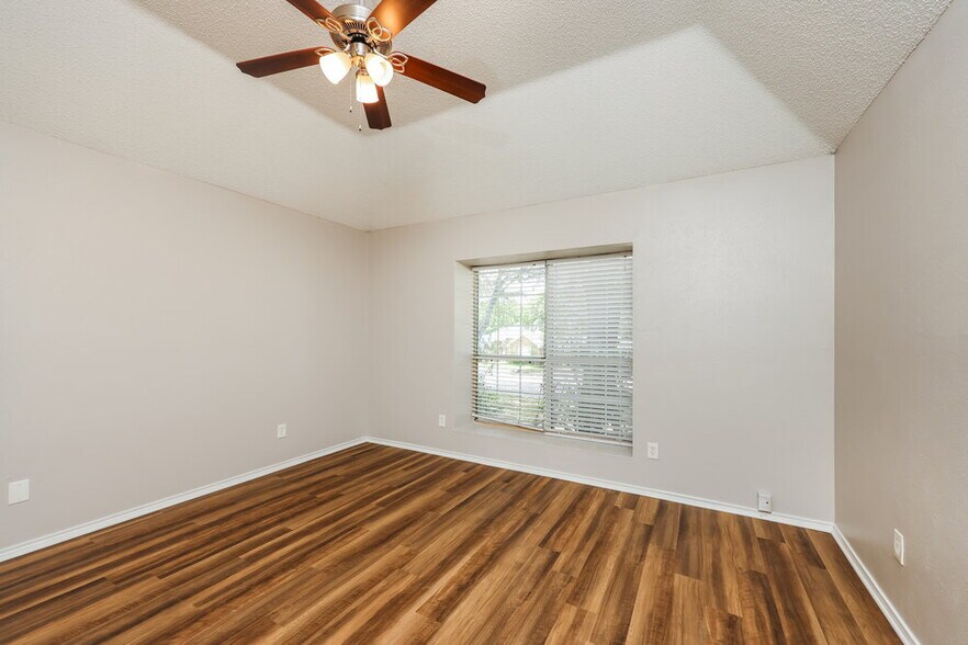 Building Photo - 928 Eagle Dr