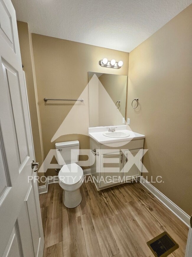 Building Photo - AVALON TOWNHOMES – LIKE NEW - 2 Bd/2.5 Ba Townhome off Topside Road with convenient access to Mar...