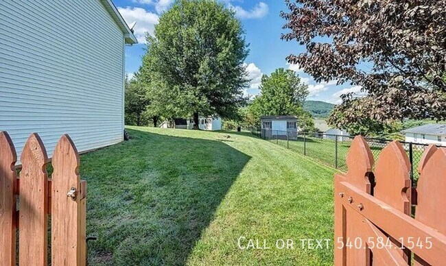 Building Photo - 133 Gala Dr