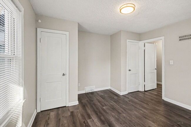 Building Photo - Beautiful 3 Bedroom 1 Bathroom Home in Kansas City!