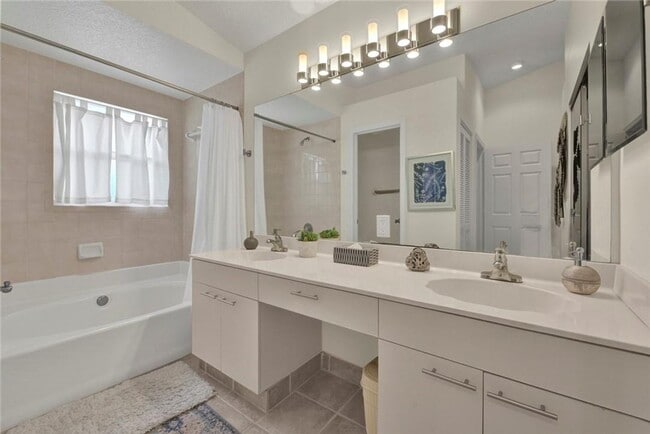Building Photo - 3/2 Condo available in Emerald Bay!