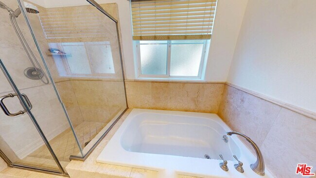 Building Photo - 14242 Burbank Blvd