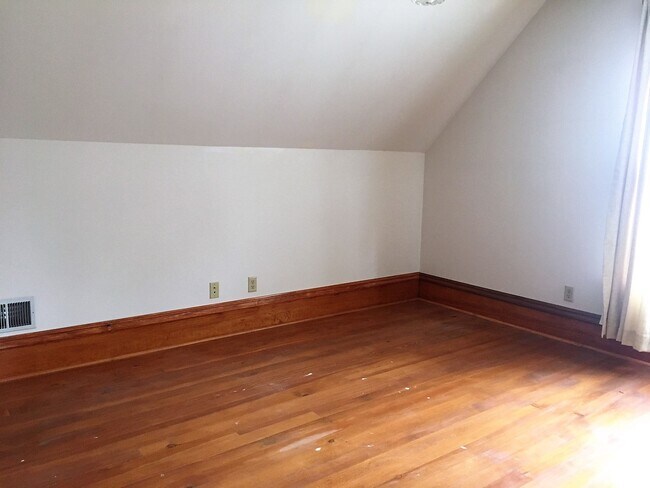 Building Photo - Northwest Area 4 Bedroom 2 Bath Bungalow