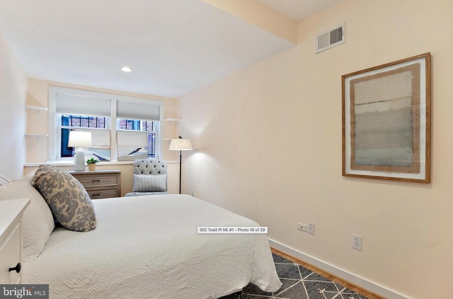 Building Photo - 302 Todd Pl NE