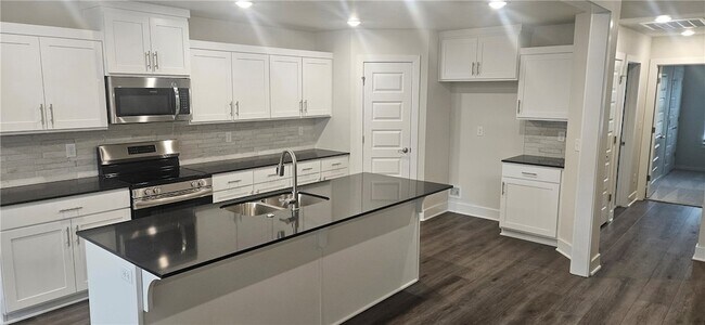 Building Photo - 516 S Benchmark Ln