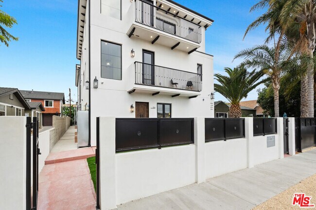 Building Photo - 2324 S Dunsmuir Ave