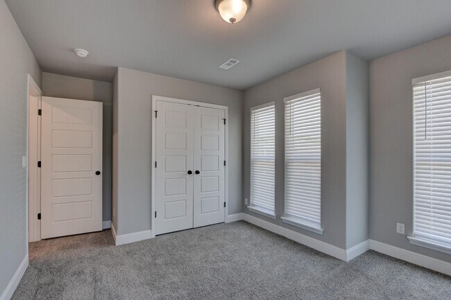 Building Photo - 802 Delaney Dr