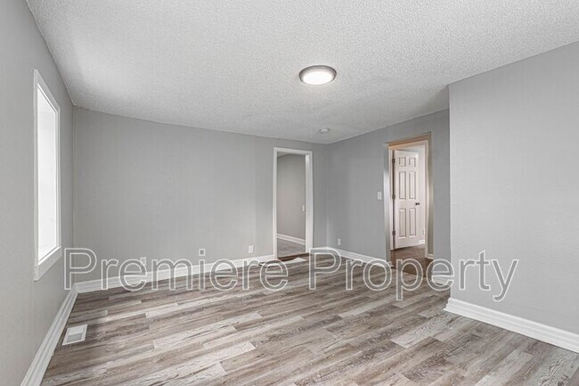 Building Photo - 700 S Savage St