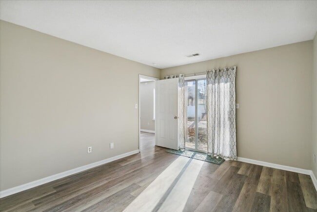 Building Photo - Updated 2 Bedroom 2 Bath Condo Near Fort Eustis and Williamsburg