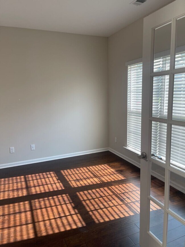 Building Photo - Stunning well kept 4 bed/ 3 bath home!