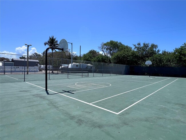 Building Photo - 325 Calusa St