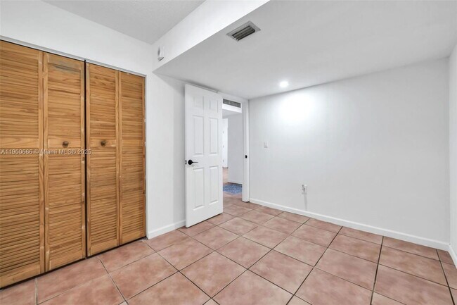 Building Photo - 1770 NE 191st St