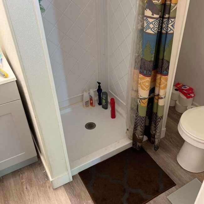 Building Photo - $1,300 | 1 Bedroom + Bonus Room, 1 Bathroom 2nd Floor Apartment | Pet Friendly* | Available for A...