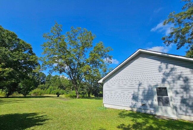 Building Photo - Exquisite 3-Bed, 3-Bath Country Retreat in...