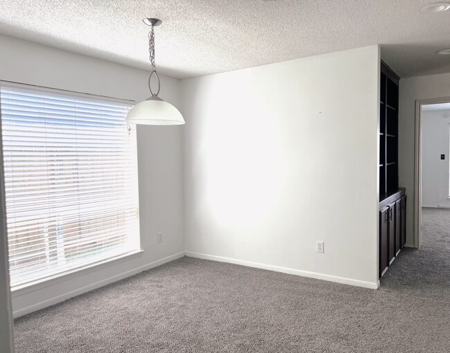 Building Photo - 13903 Greenway Dr
