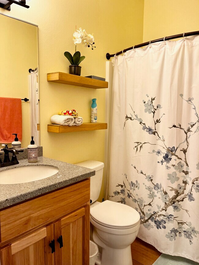 Guest Bathroom w/ShowerTub - 11605 NW 35th Ave