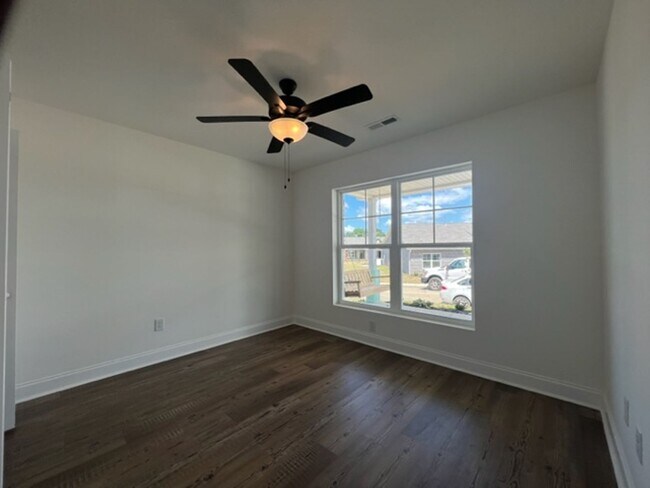 Building Photo - MOVE IN READY