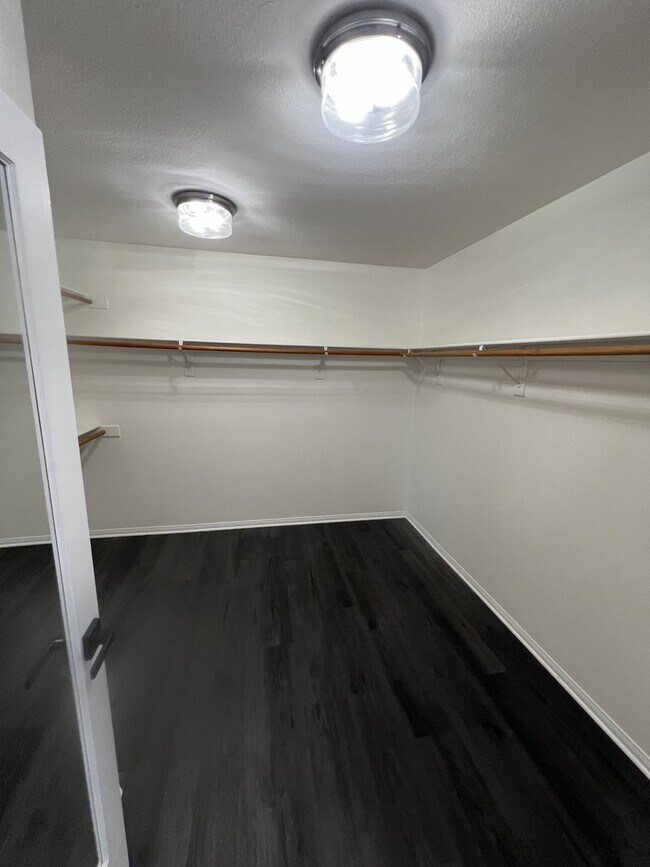 Building Photo - 31495 Sunningdale Dr