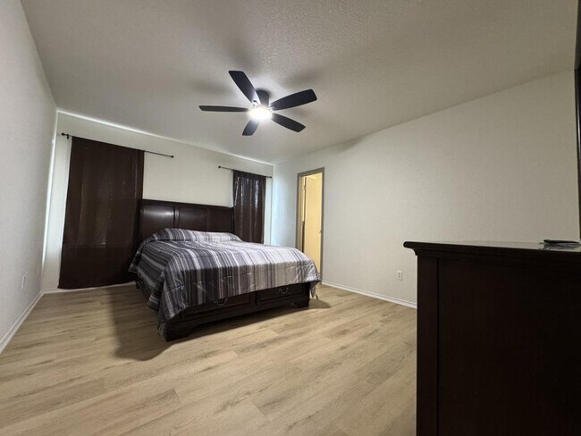 Building Photo - 806 James Loop