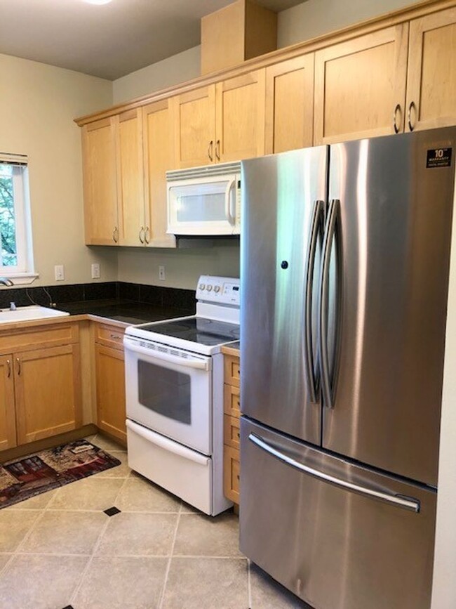 Building Photo - 1Bd/1.5Ba Kenmore Condo