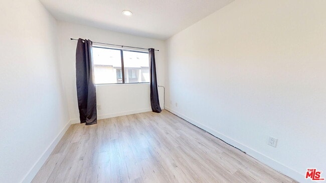 Building Photo - 9625 Sylmar Ave