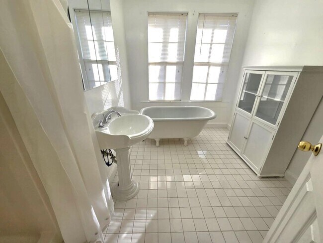 Building Photo - 310 7th St