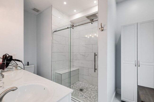 Building Photo - Gorgeous 3 Bedroom Townhome in Oregon Hill...