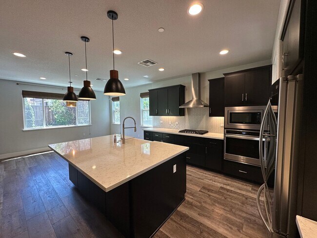 Building Photo - Stunning 4 Bedroom, 3 Bath Mountain House Home