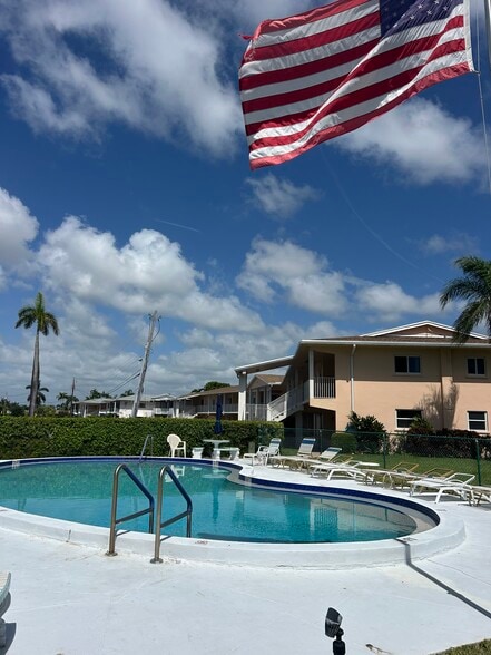 Building Photo - 700 SE 7th Ave