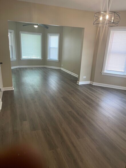 Building Photo - 5953 W Walton St