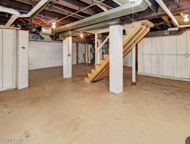 Building Photo - 644 Ervay Ave