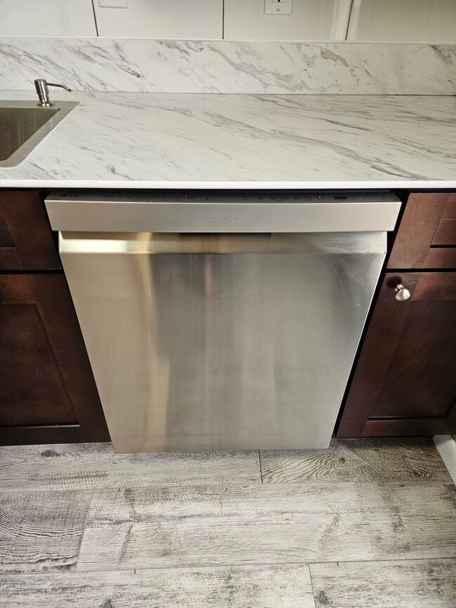 Building Photo - Spacious Bi-level home in New Albany