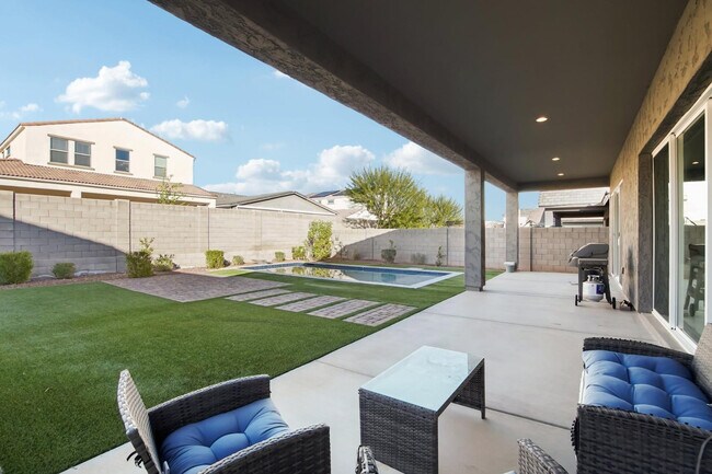 Building Photo - 19770 W Montecito Ave