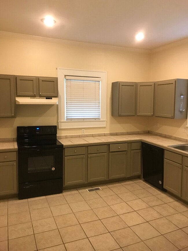 Building Photo - 823 Heidt St