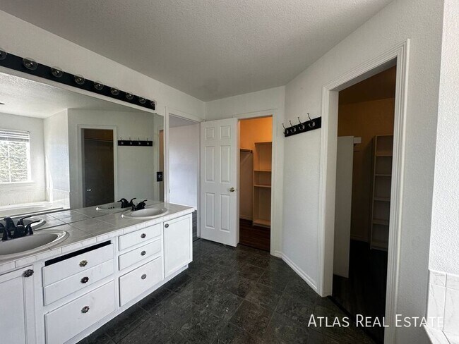 Building Photo - 10789 Vista Rd