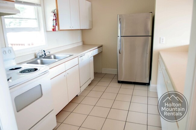 Building Photo - Kensington Meadows - Semi View Downstairs