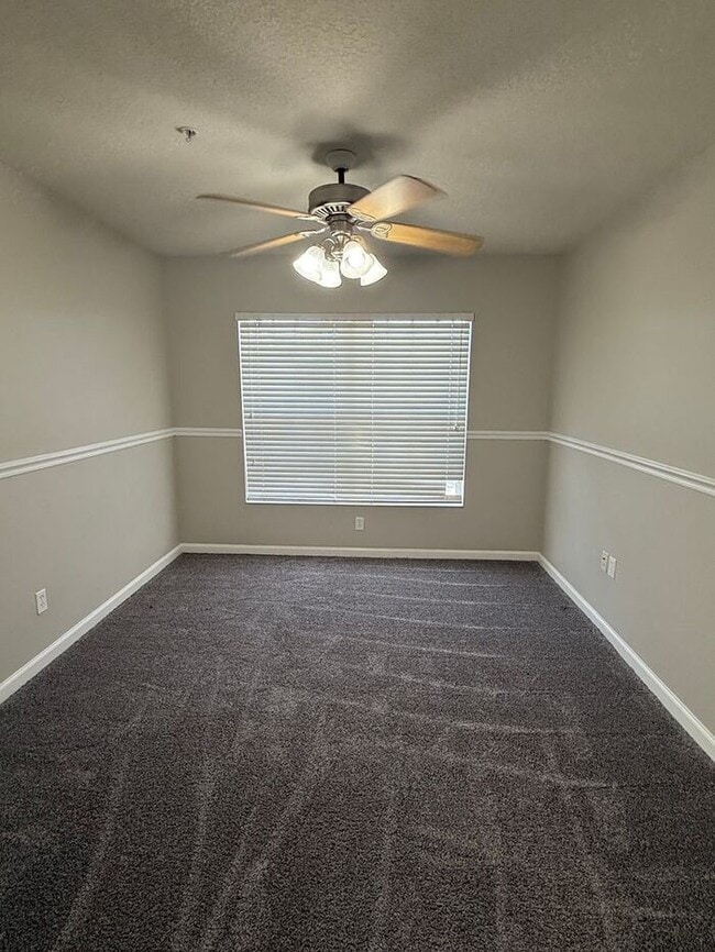 Building Photo - 3BR 2BA w/ Screened Patio + Pool/Gym Access in Gated Villa Serena