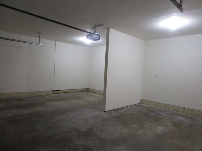 Building Photo - 5004-5006 Betty Jean Way