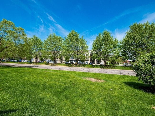 Building Photo - 952 Charleston Way Dr
