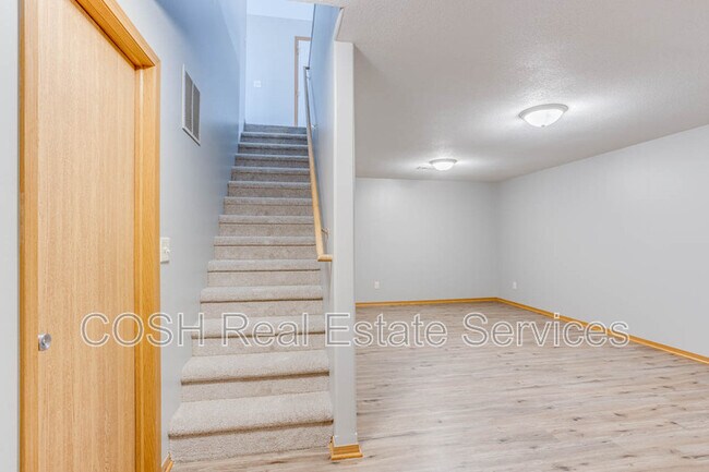 Building Photo - 1028 E Karla Ct