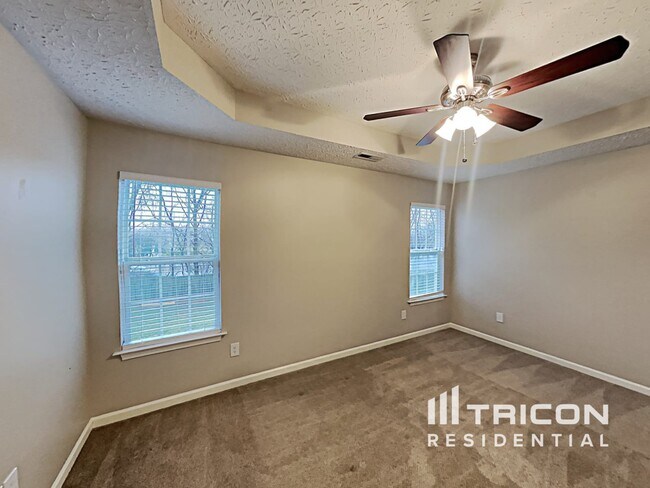 Building Photo - 289 Iris Dr