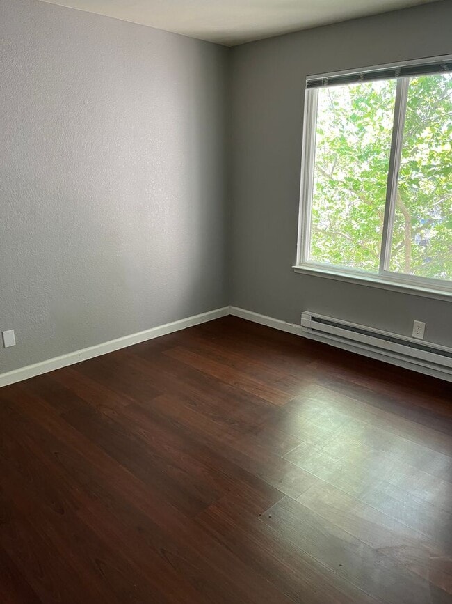 Building Photo - Spacious Apartment in North Reno