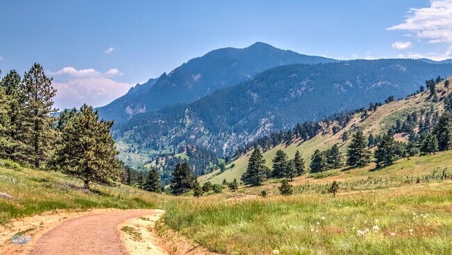 Building Photo - Trailside Living: 5BR Home Steps from Sanitas & Pearl Street