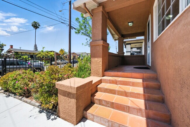 Building Photo - 5530 Laverne Ave