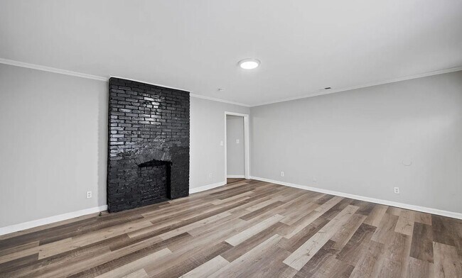 Building Photo - STUNNING! Three bedroom house!