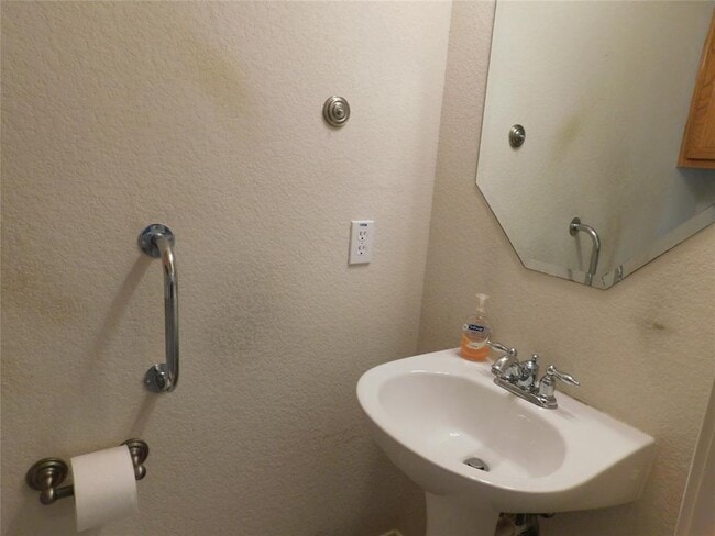 Building Photo - 424 Shayla Ln