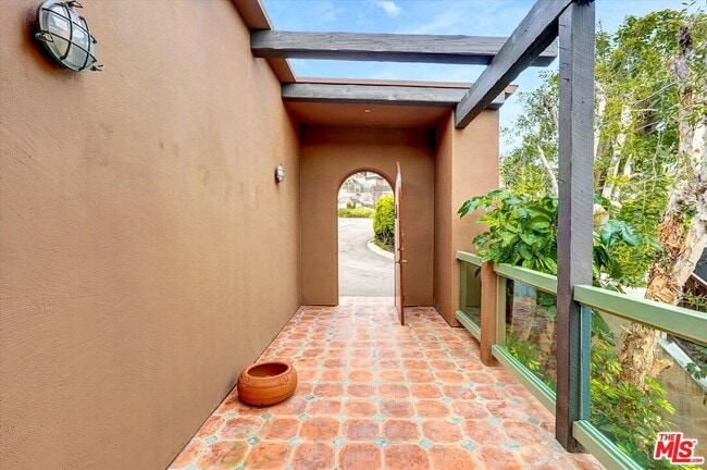 Building Photo - 3916 Rambla Orienta