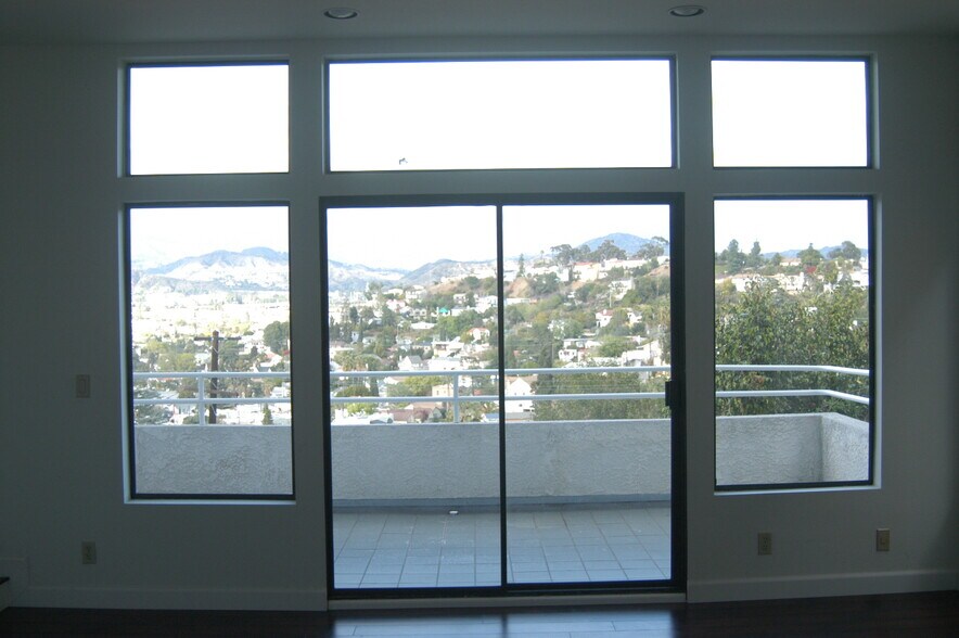 Building Photo - 1425 Columbia Dr
