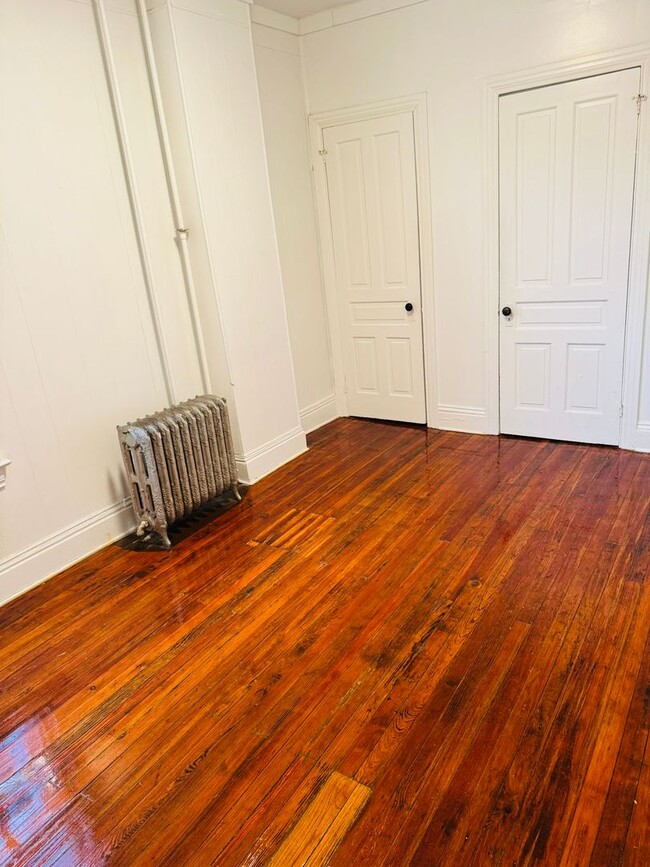 Building Photo - 2nd Floor 1 Bedroom West End of York City