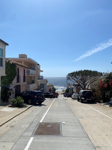 View from street. 30 sec walk to beach and El Porto Lot - 216 44th St